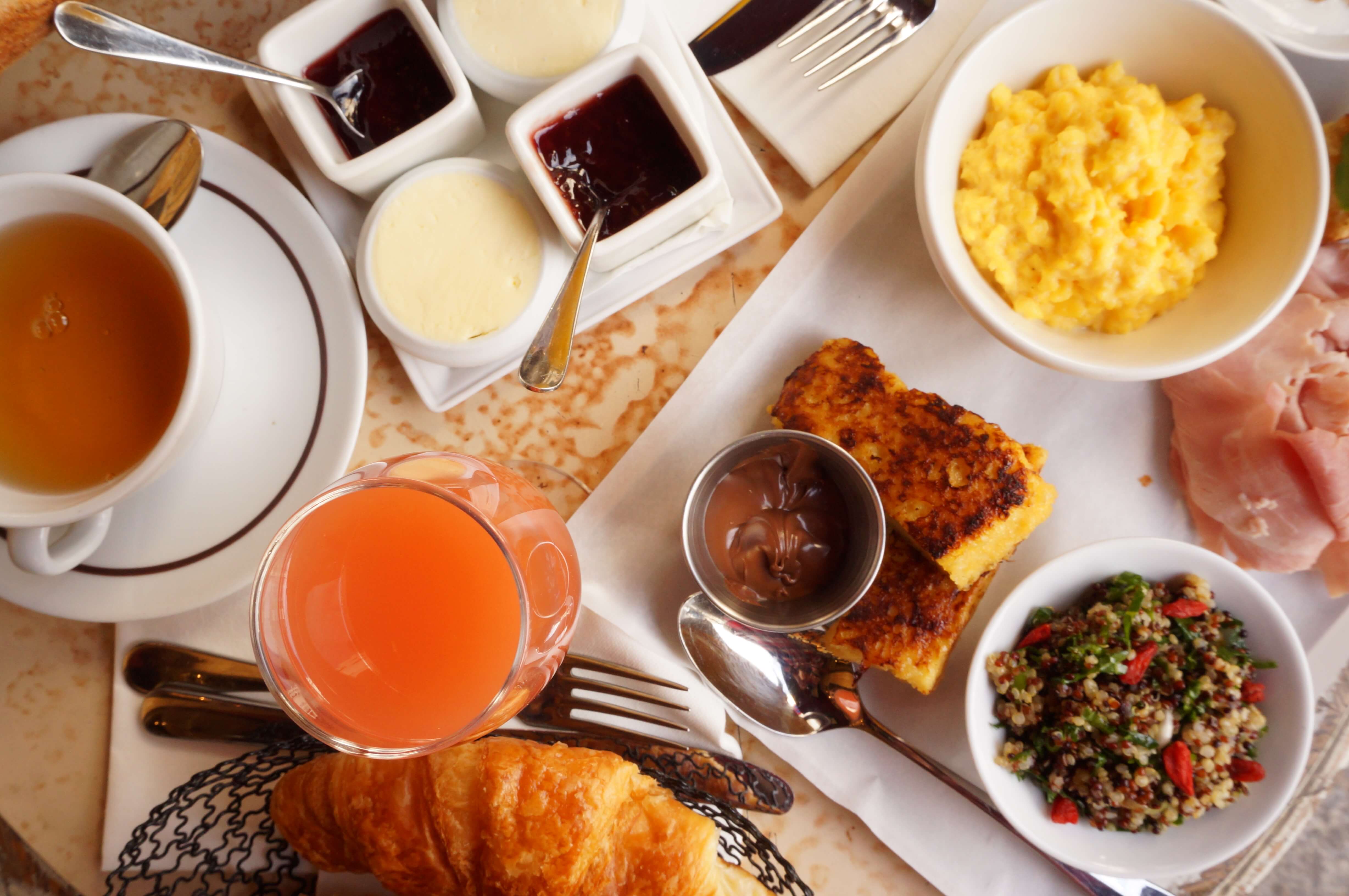 Brunch gourmand avec assiettes variées et boissons fraîches dans une brasserie parisienne